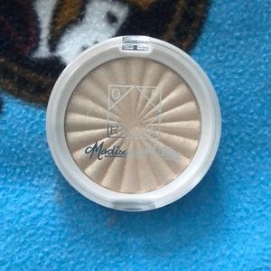 Ofra highlighter in moon dance